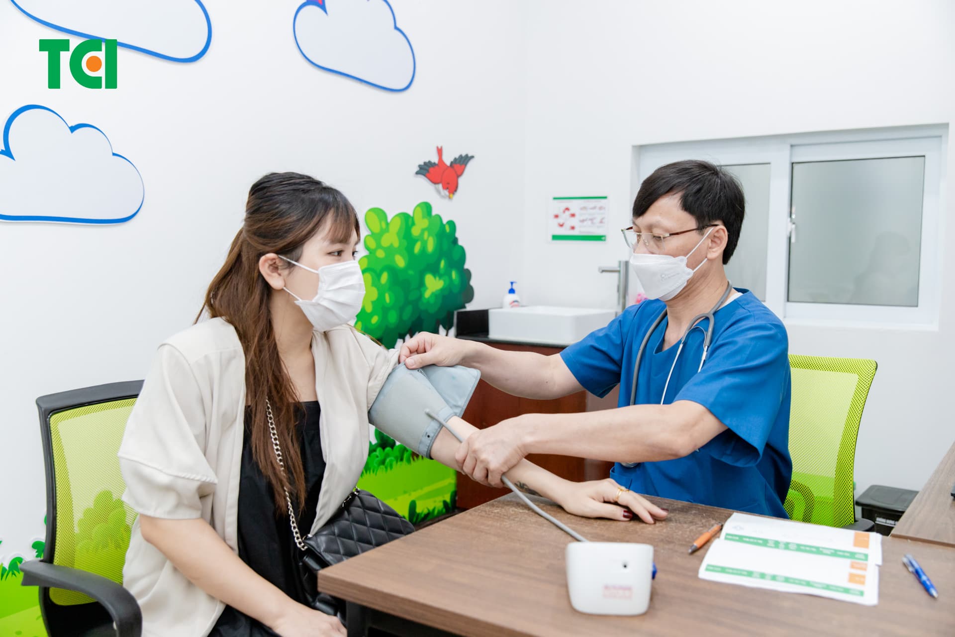 Mẹ bầu cần khai báo rõ tiền sử bệnh lý và tiêm chủng trước khi tiêm cho bác sĩ chuyên môn tư vấn