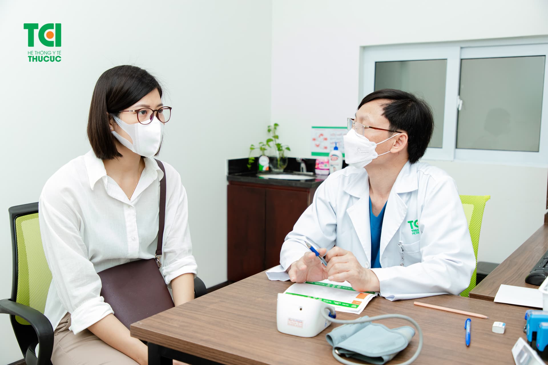 Tiêm vắc xin tại Thu Cúc TCI, khách hàng được thăm khám sàng lọc sức khỏe trước với các chuyên gia y tế giàu kinh nghiệm