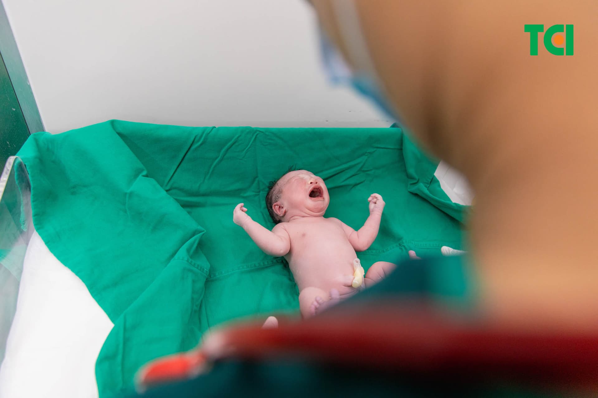 Không tiêm vắc xin viêm gan AB cho trẻ sơ sinh vì trẻ không thuộc độ tuổi khuyến nghị