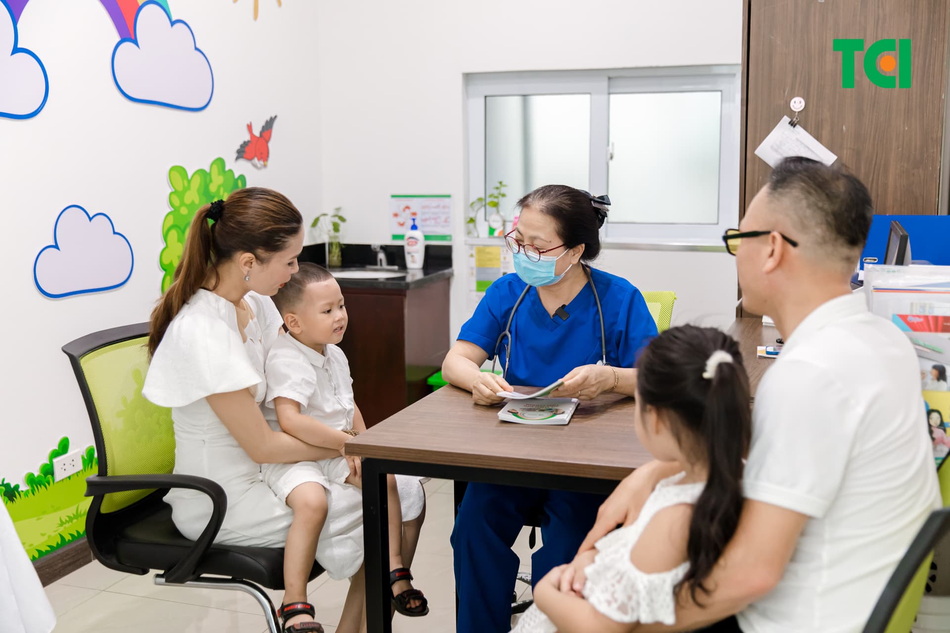 Tiêm vacxin cho trẻ em dưới 12 tuổi tại phòng tiêm chủng Thu Cúc TCI