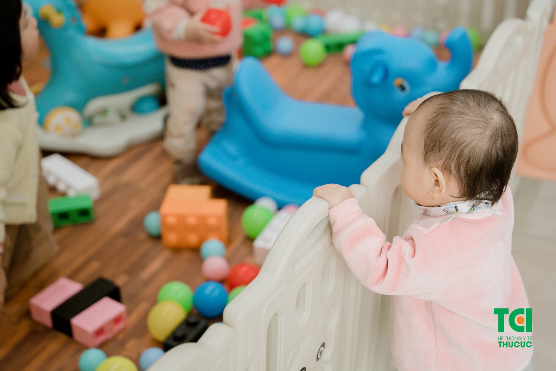 TạiThu Cúc TCI, trẻ luôn được khám sàng lọc kỹ lưỡng trước tiêm & theo dõi sát sao sau tiêm phòng.