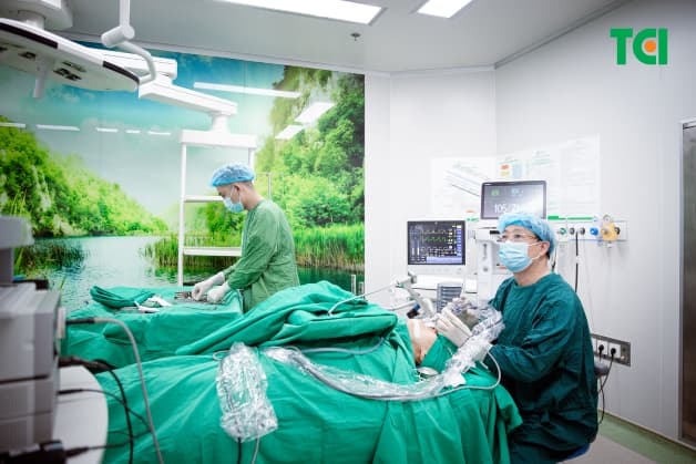 Polyp dây thanh làm đau họng, khàn tiếng