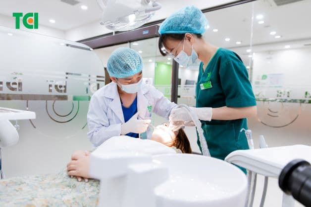 Đi khám để được nha sĩ kê đơn thuốc tùy vào tình trang viêm chân răng của bạn