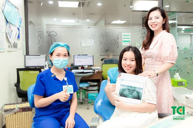 Thăm khám để tránh viêm lợi hôi miệng chảy máu chân răng