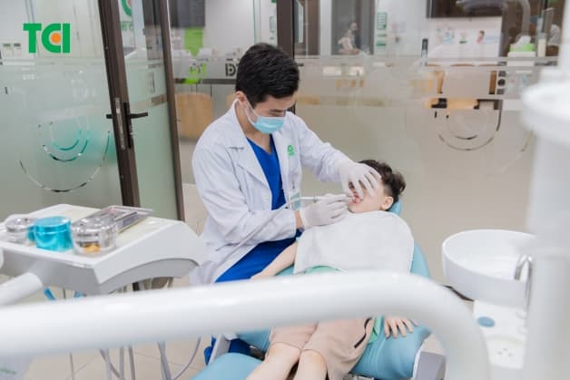 Nha sĩ sẽ thăm khám và quyết định phương án đều trị cho răng của bạn