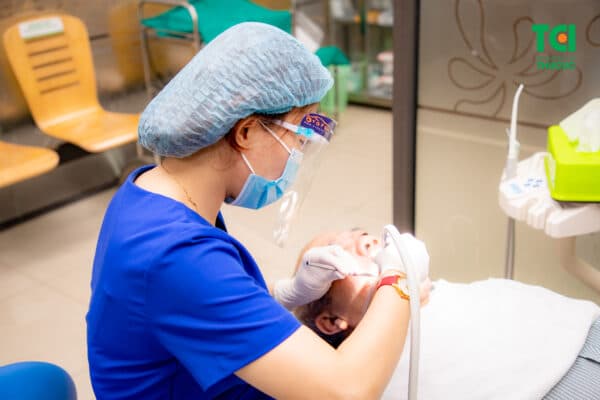 Bác sĩ thực hiện phẫu thuật nạo túi nha 