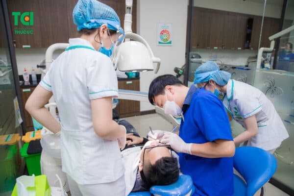 Viêm và tụt nướu mức độ nặng