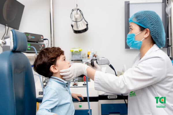 Trường hợp trẻ bị mắt dị vật ở vị trí khó lấy, khó phát hiện, phụ huynh nên cho bé tới khám bác sĩ