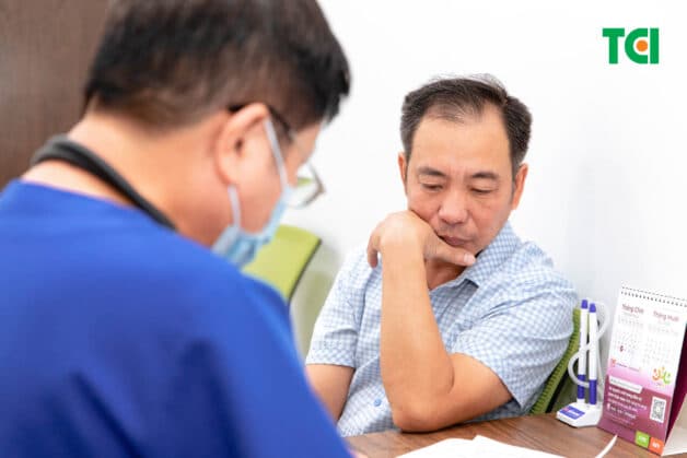 Thăm khám sớm nếu có thói quen ăn uống không có lợi, hoặc uống nhiều rượu bia vào dịp cuối năm, lễ Tết (Ảnh: TCI)