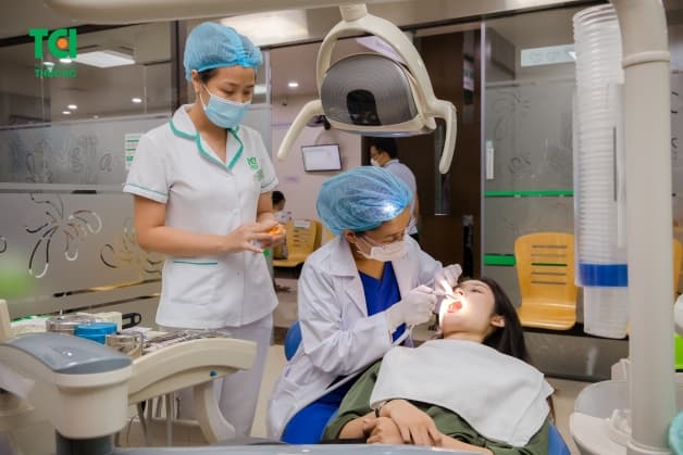 Sử dụng niềng răng mắc cài tự buộc