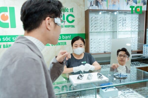 Nên đeo kính viễn thị khi mắt bao nhiêu độ?