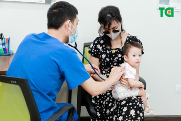 Nếu trẻ có triệu chứng ho gà đã được liệt kê trong mục 1 bài viết này, bố mẹ nên đưa trẻ đến bệnh viện ngay lập tức.