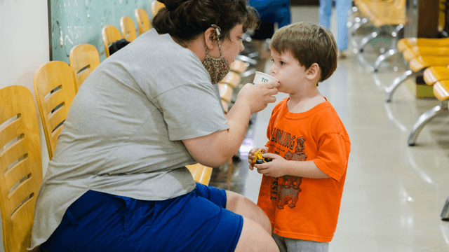 Điều trị nhiều bệnh lý viêm đường hô hấp cho 2 em bé nước ngoài