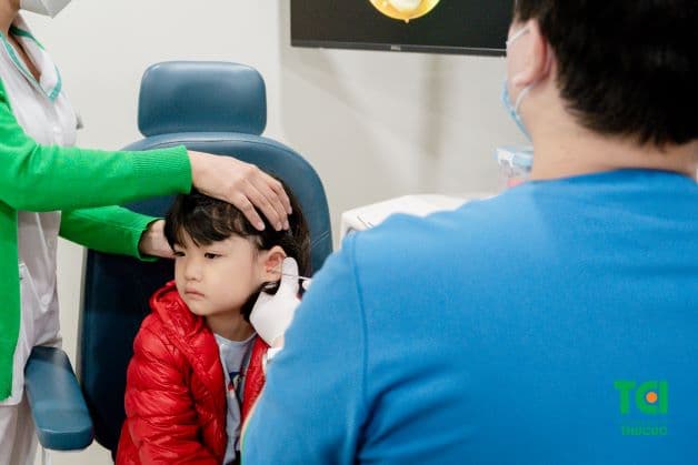Trẻ nghi mắc viêm tai giữa nên được đi khám bác sĩ để xác định bệnh và có phác đồ điều trị phù hợp