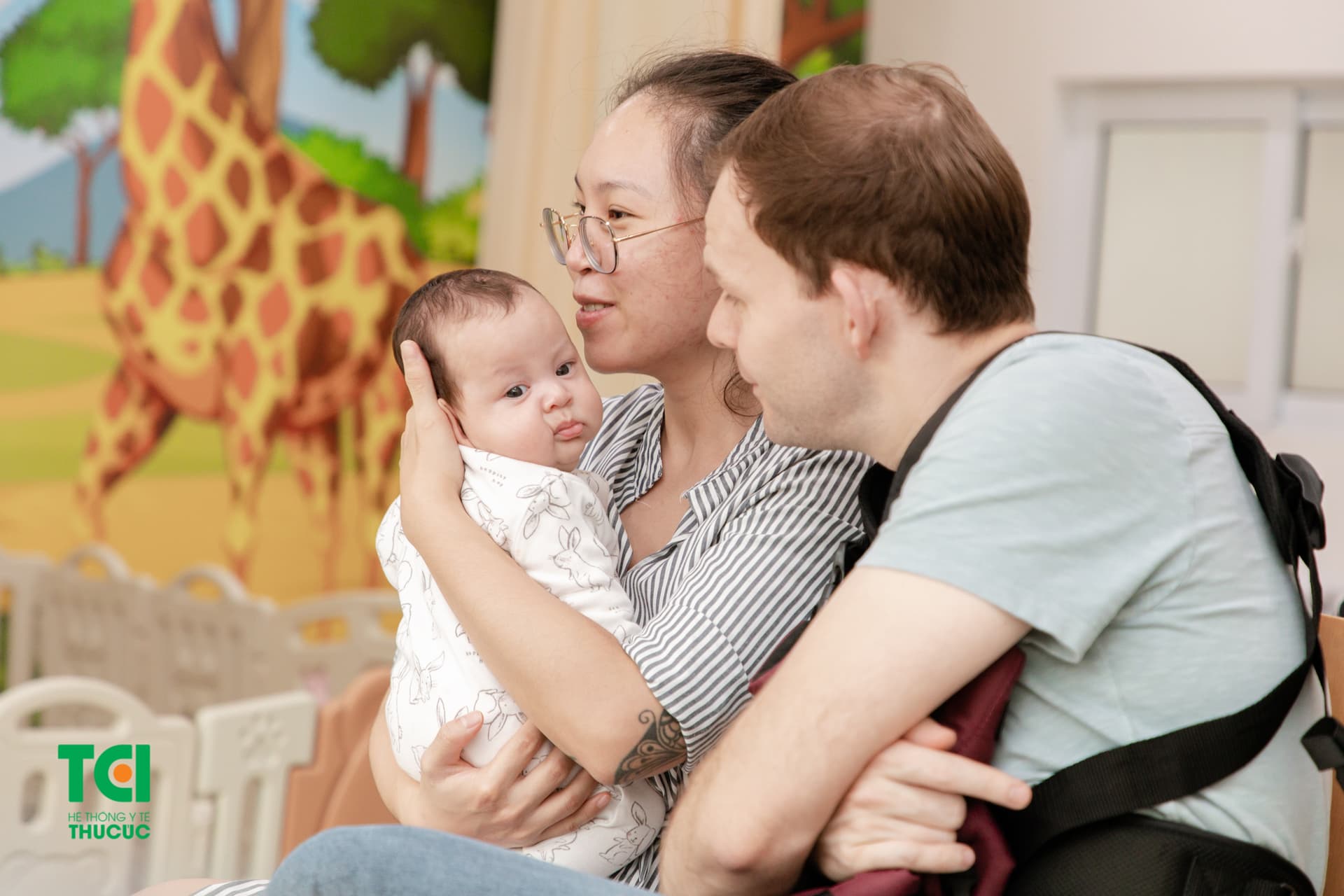 Cho trẻ theo dõi ít nhất 30 phút để có thể xử lý các triệu chứng khi tiêm vắc xin có thể xảy ra