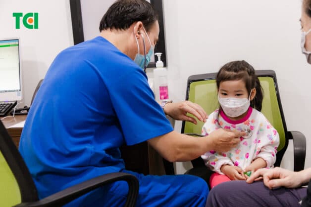 Giải đáp chi tiết thắc mắc: Cách điều trị sốt virus ở trẻ nhỏ là gì?