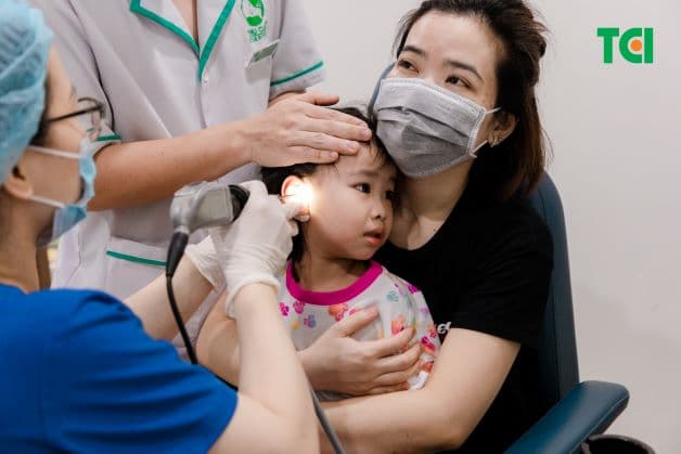 Trẻ nên được đi khám để được bác sĩ tư vấn cách trị viêm tai hiệu quả và an toàn