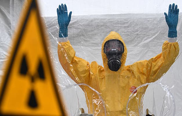 Tai nạn hạt nhân làm rò rỉ phóng xạ tại Chernobyl 1986 làm tăng nguy cơ mắc carcinoma tuyến giáp tăng từ 3-75 lần.