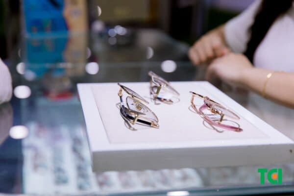 Cắt kính cận giá bao nhiêu hiện nay?