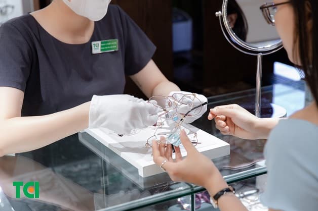 Cắt kính cận mất bao nhiêu tiền phụ thuộc nhiều yếu tố