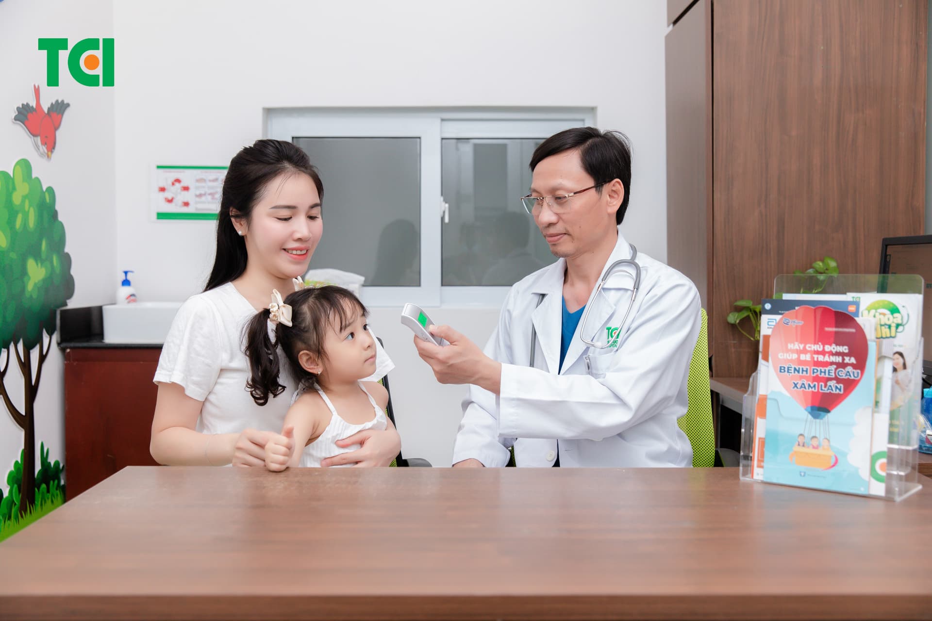 Hãy thông báo cho bác sĩ về tình trạng sức khỏe trước đây của trẻ khi khám sàng lọc