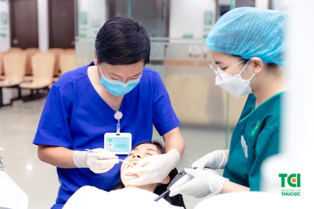 Thực hiện dán Veneer răng