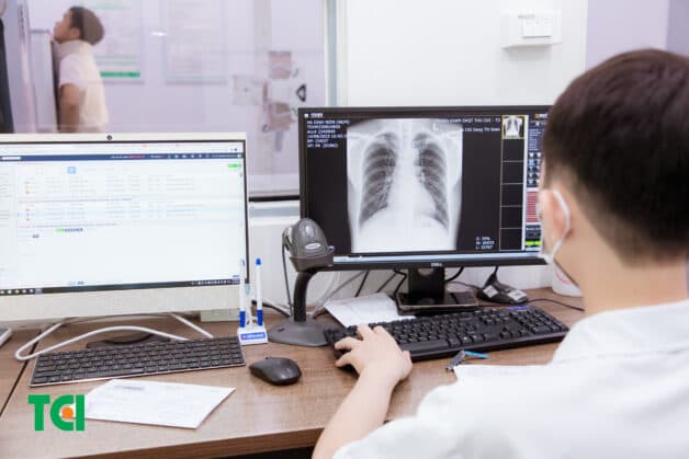 Người bệnh nên thăm khám và điều trị giãn phế quản cùng bác sĩ chuyên khoa.