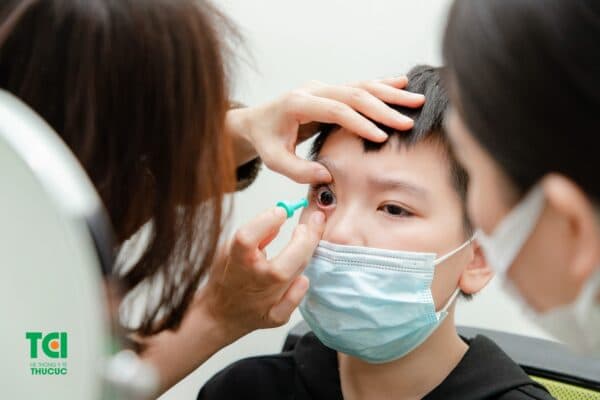 Đeo thử kính Ortho K