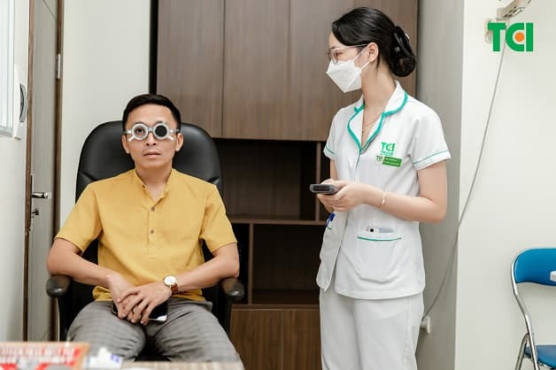 Giá cắt kính cận bao gồm chi phí khám mắt 