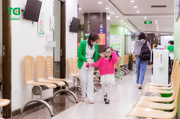 Thử kính và đi lại