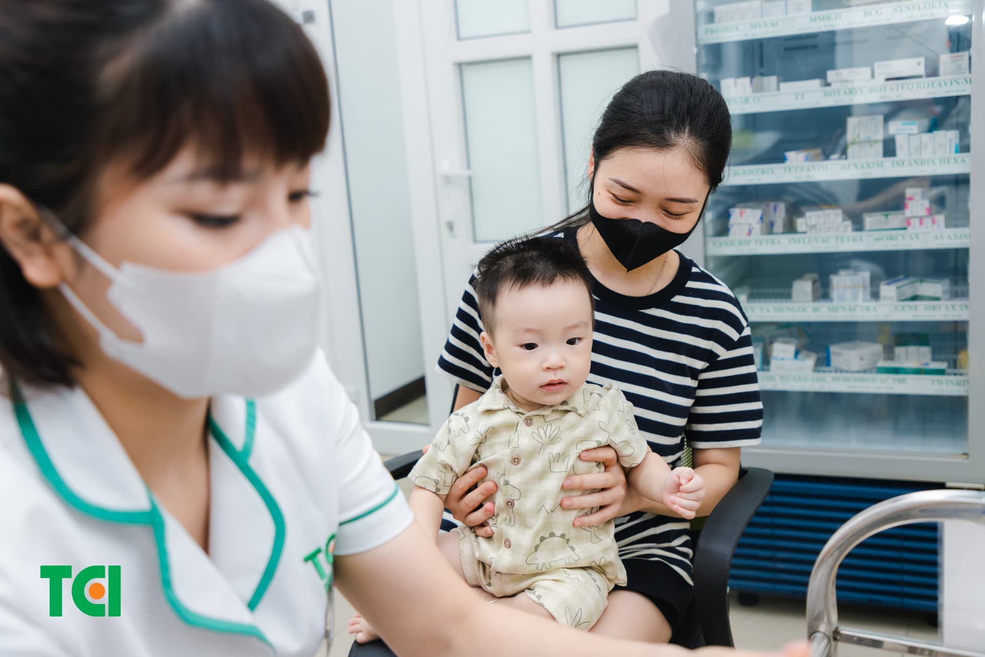 Đội ngũ bác sĩ và điều dưỡng TCI giàu kinh nghiệm trong lĩnh vực tiêm chủng vắc xin và dịch tễ, thấu hiểu tâm lý trẻ nhỏ và áp dụng các cách giảm đau trong quá trình tiêm
