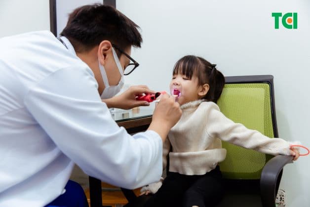 Ho gà ở trẻ là bệnh dễ lây nên bé nghi mắc bệnh nên được đi khám bác sĩ sớm