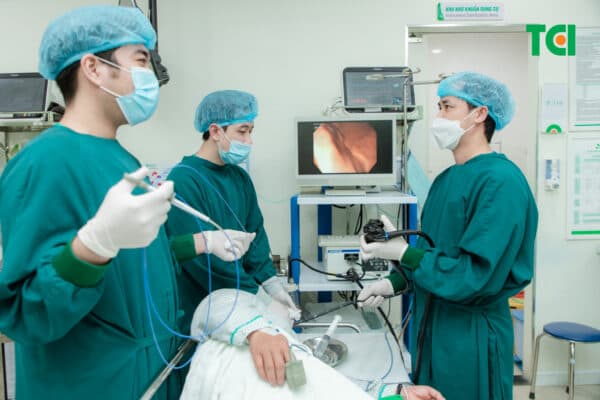 Ekip thực hiện nội soi