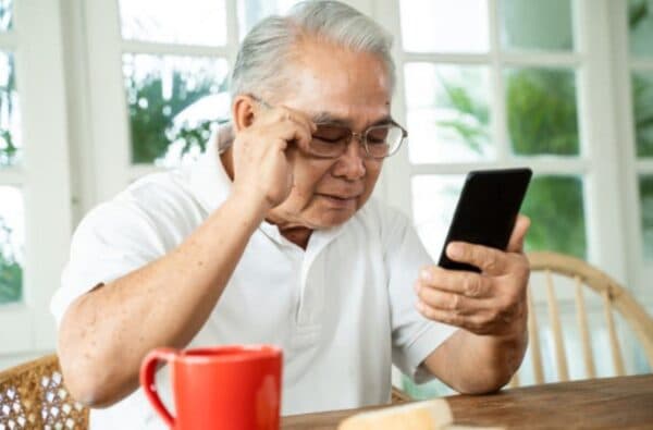 Những người thích hợp để sử dụng kính lão hai tròng