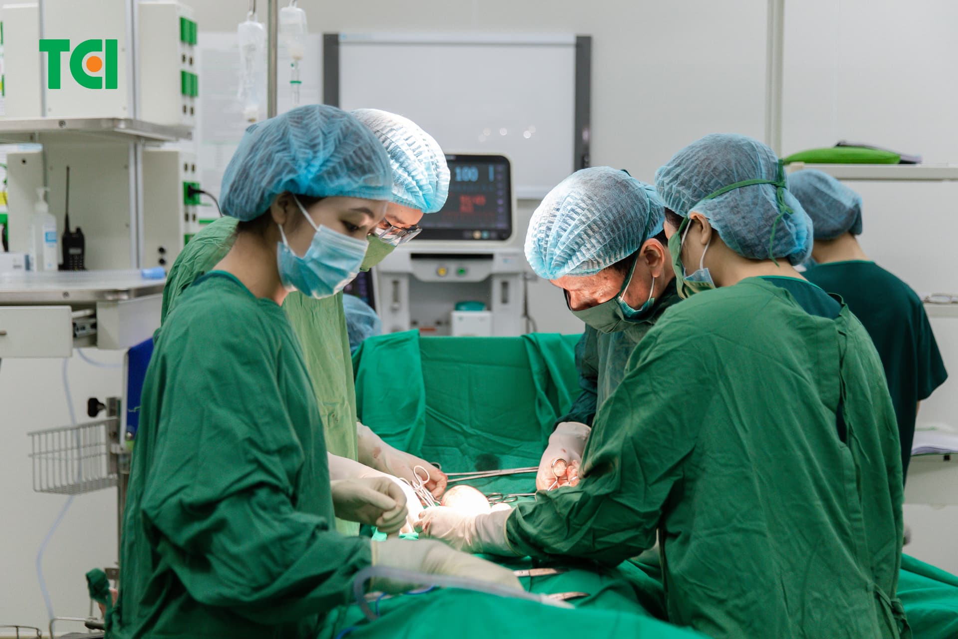 Ekip bác sĩ Nguyễn Văn Hà thực hiện phẫu thuật mổ cắt tử cung và 2 phần phụ cho chị Dung