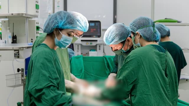 Mổ cắt tử cung và 2 phần phụ chữa đa u xơ cho bệnh nhân U60