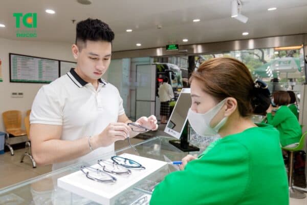 Chọn mua kính râm chính hãng từ thương hiệu nổi tiếng