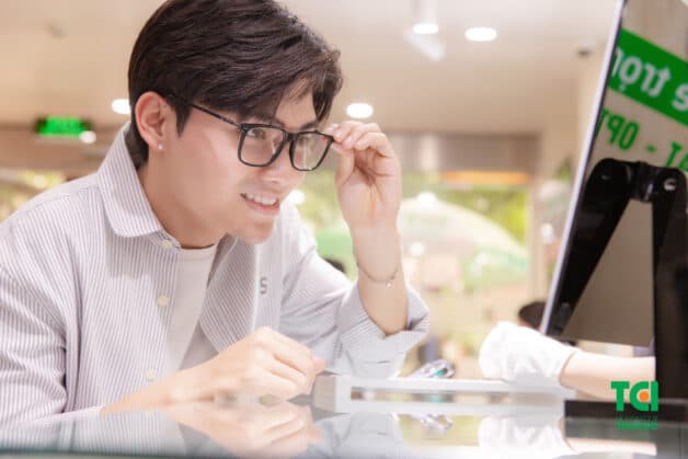 Kính thuốc là một giải pháp khắc phục tình trạng suy giảm thị lực do tật khúc xạ. 