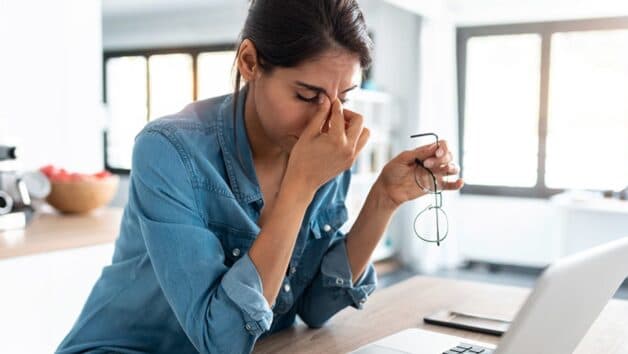 Đeo kính thuốc không đúng độ, trong thời gian ngắn, người bệnh có thể đau đầu, chóng mặt, buồn nôn. 