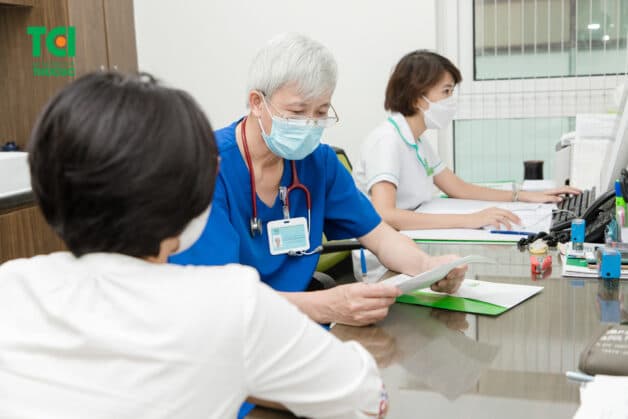 Người bị mất ngủ cần thăm khám để bác sĩ chẩn đoán nguyên nhân và tư vấn điều trị thuốc phù hợp, an toàn