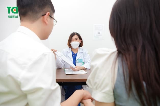 Bạn nên thăm khám và nhận chỉ định từ bác sĩ khi điều trị nấm âm đạo