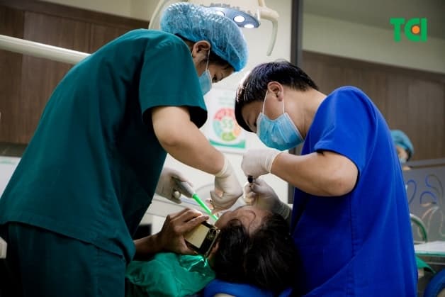 Thực hiện nhổ 2 răng khôn cùng lúc