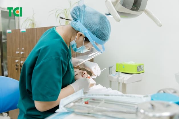 Thực hiện niềng răng móm