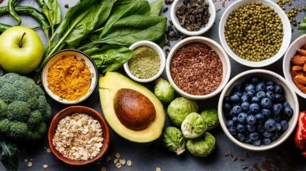 Phòng tránh bệnh đột quỵ bằng cách thay thế chất béo bão hòa bằng chất béo không bão hòa như dầu ô liu, cá hồi, hạt chia và quả óc chó,….