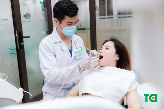 Thực hiện tẩy trắng răng