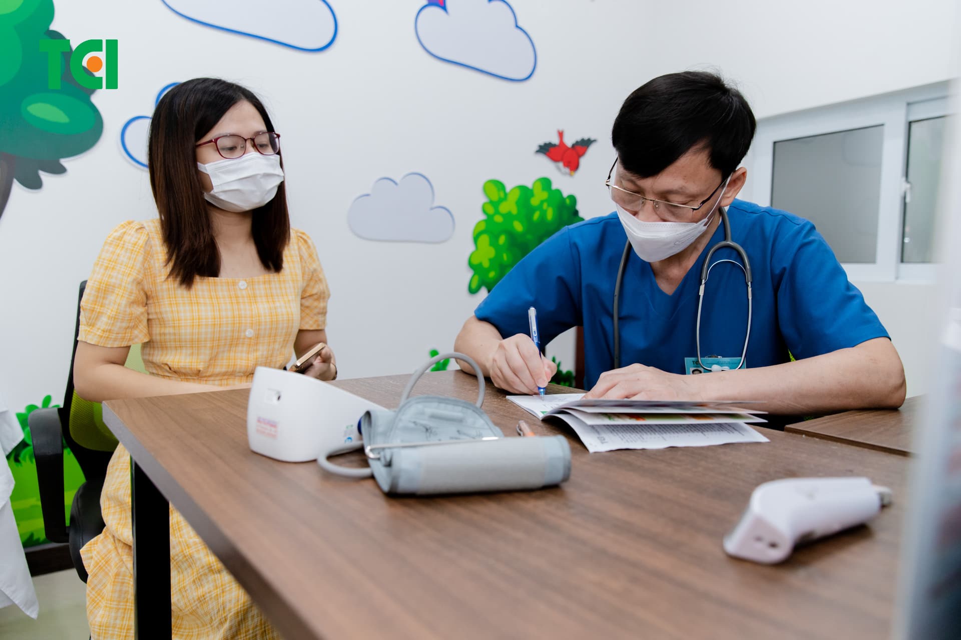 Sau tiêm vacxin nên chăm sóc cơ thể theo hướng dẫn của bác sĩ, tuyệt đối không tự ý sử dụng thuốc khi không có chỉ định