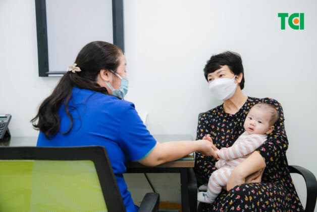 Cho trẻ bị sốt thăm khám với chuyên gia trong 24 giờ nếu trẻ từ 2 đến 4 tháng tuổi.