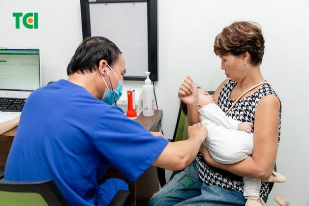 Trẻ xuất hiện triệu chứng bất thường nên được đi khám bác sĩ khoa nhi sớm