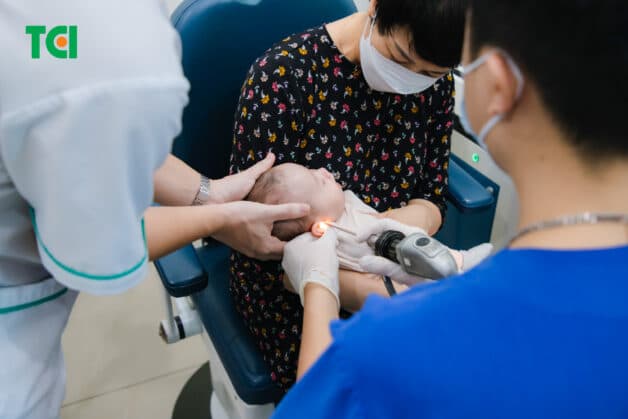 Nếu trẻ biếng ăn, bố mẹ nên thảo luận với chuyên gia dinh dưỡng để nhận được hỗ trợ chuyên sâu. Cải thiện tình trạng biếng ăn ở trẻ đòi hỏi sự tiếp cận toàn diện và kiên nhẫn từ phía phụ huynh.