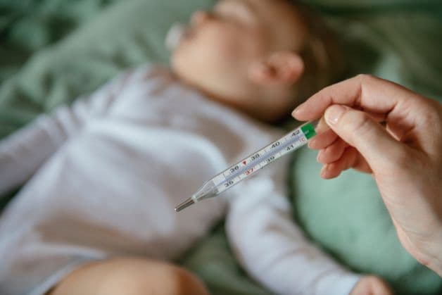 Bố mẹ cần sử dụng thuốc hạ sốt sau tiêm vacxin với liều lượng tương đương cân nặng của trẻ